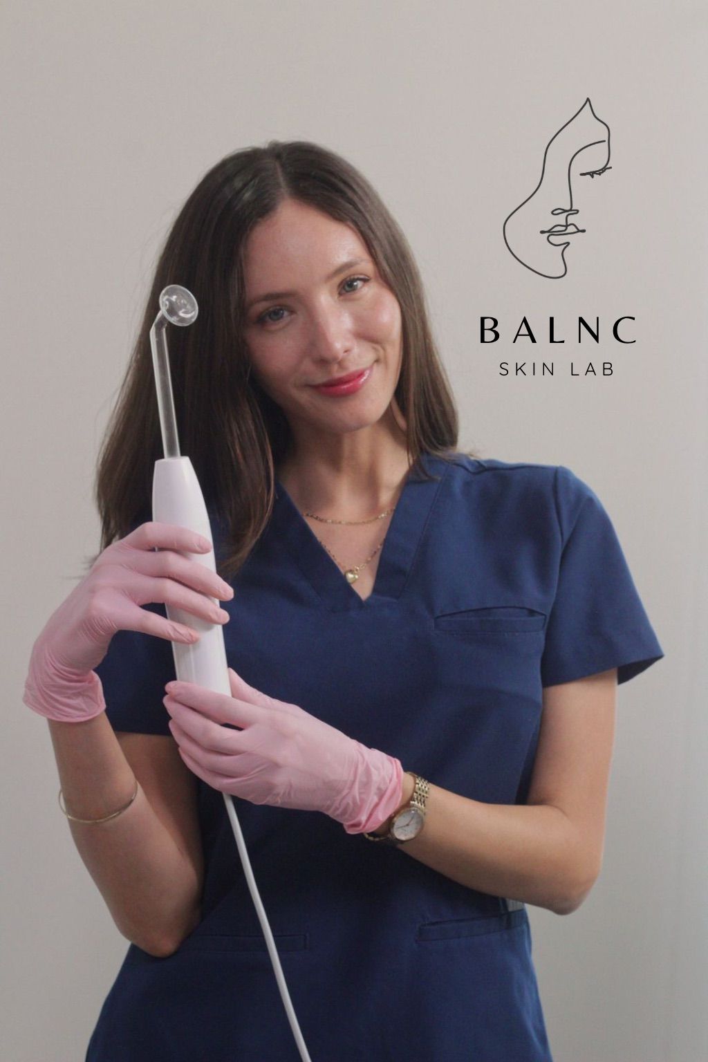 Giovanna Martinez Uriarte sosteniendo aparatologia estetica en BALNC Skin Lab