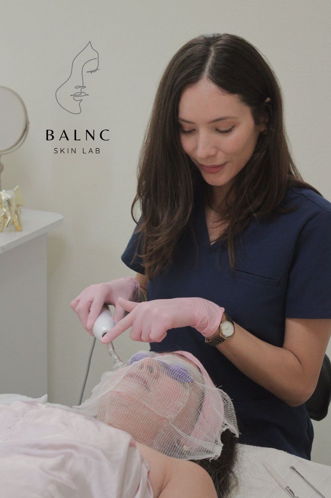 Giovanna Martinez Uriarte realizando un tratamiento facial en BALNC Skin Lab